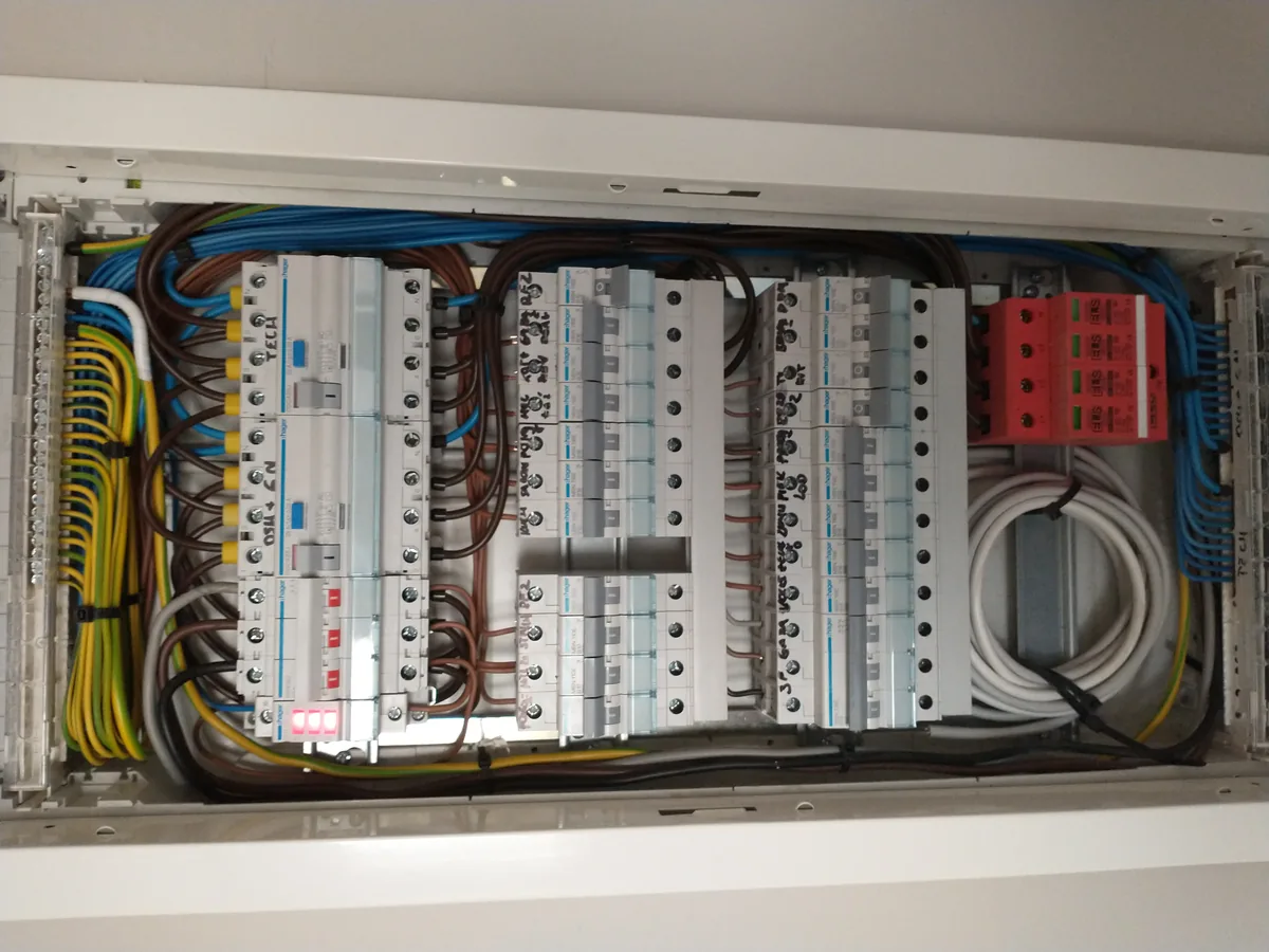 Stanowisko elektrotechniczne i narzędzia w KW ElektroSerwis Piotrków Drugi