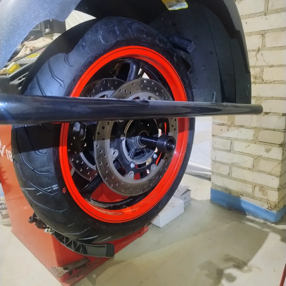 Wyważanie koła motocyklowego na wyważarce - serwis motocykli Piotrków Drugi